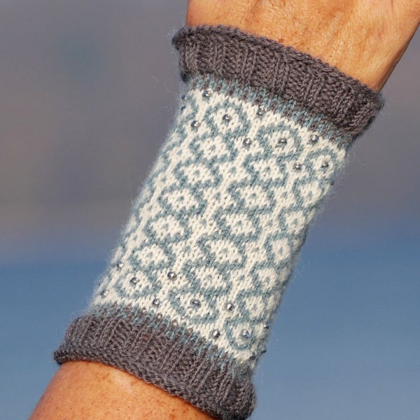 SANNE polswarmers armwarmers handwarmers gebreide fair isle kralen gebreid in grijs lichtblauwe wol witte mitaines manchetten modetrend