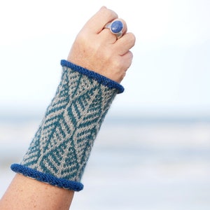 ANNIKI Pulswärmer Stulpen Armstulpen Handstulpen blätter petrol grau fair isle gestrickt handgestrickt unikat trend mode winter