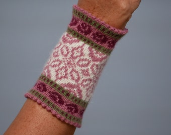 ELENA Stulpen fair isle gestrickt hand trend mode herbst winter cuffs Pulswärmer Stulpen warm norweger rosa wollweiß grün alpaca rosen