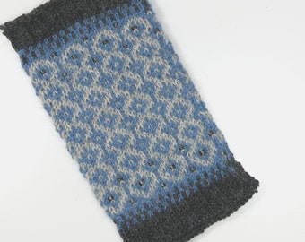 SANNE Pulswärmer Stulpen Armstulpen Handstulpen gestrickt fair isle perlen eingestrickt dunkelgrau hellgrau jeans blau mitaines mode trend