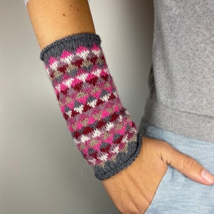 Handledsvärmare - MIRA sicksackmönster benvärmare armvärmare fair isle trend alpacka klassisk varm gosig sophie digard