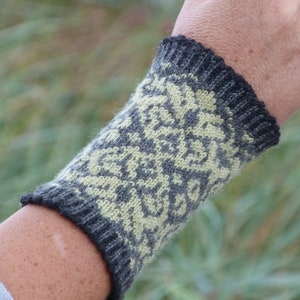 Pulse warmer CLOE, arm warmers, cuffs, fair isle, cuffs, wrist warmers, stranded knitting, women, Norwegian pattern, trend, fashion, autumn image 1