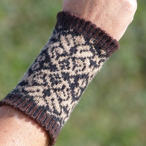 Pulse warmer CLOE, arm warmers, cuffs, fair isle, cuffs, wrist warmers, stranded knitting, women, Norwegian pattern, trend, fashion, autumn image 2