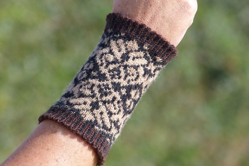 Pulse warmer CLOE, arm warmers, cuffs, fair isle, cuffs, wrist warmers, stranded knitting, women, Norwegian pattern, trend, fashion, autumn image 2