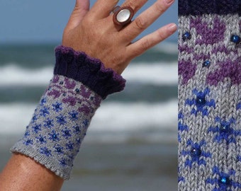 Inspiration MUHU pearls ruffles stars fair isle wrist warmers cuffs arm warmers grey purple pearls trend fashion