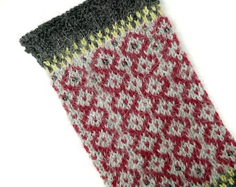 SANNE Pulswärmer Stulpen Armstulpen Handstulpen gestrickt fair isle perlen eingestrickt dunkelgrau hellgrau rot mitaines cuffs mode trend