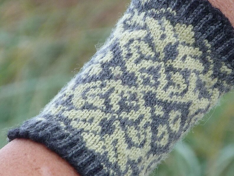 Pulse warmer CLOE, arm warmers, cuffs, fair isle, cuffs, wrist warmers, stranded knitting, women, Norwegian pattern, trend, fashion, autumn image 3