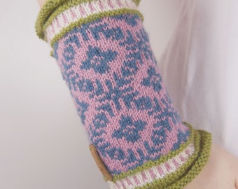 Pulswärmer JENNA fair isle rosa norwegermuster trend herbst winter accessoire mitaines tricotées à la main stulpen hand gestrickt