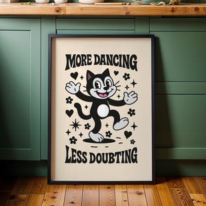 Impresión retro de gato de dibujos animados "Más baile, menos dudas": arte mural motivacional de los años 30