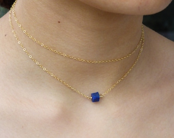 Collier en lapis-lazuli brut : chaîne en or 14 carats, pierre précieuse délicate