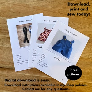 K&ouml;nnte beinhalten: Drei druckbare N&auml;hmuster f&uuml;r ein Latzkleid, eine Latzhose und Hosentr&auml;ger. Die Muster sind auf wei&szlig;em Papier mit schwarzem Text und Bildern der fertigen Kleidungsst&uuml;cke. Der Text auf den Mustern lautet "Minky & Friends".