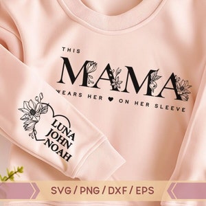 Esta mamãe usa o coração na manga svg, nomes de crianças na manga, Valentine Mama svg, nomes personalizados na manga, design DIY mama, Mama svg