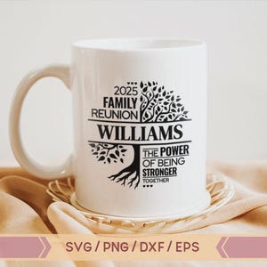 K&ouml;nnte beinhalten: Wei&szlig;e Keramiktasse mit einem schwarzen Design eines Baumes mit dem Text "2025 Family Reunion Williams The Power of Being Stronger Together".