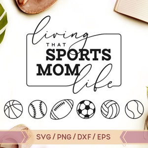 Op de afbeelding: Zwart-wit grafisch ontwerp met de tekst "Living that Sports Mom Life". Het ontwerp bevat zeven sportballen: een basketbal, een honkbal, een voetbal, een voetbal, een volleybal en twee tennisballen.