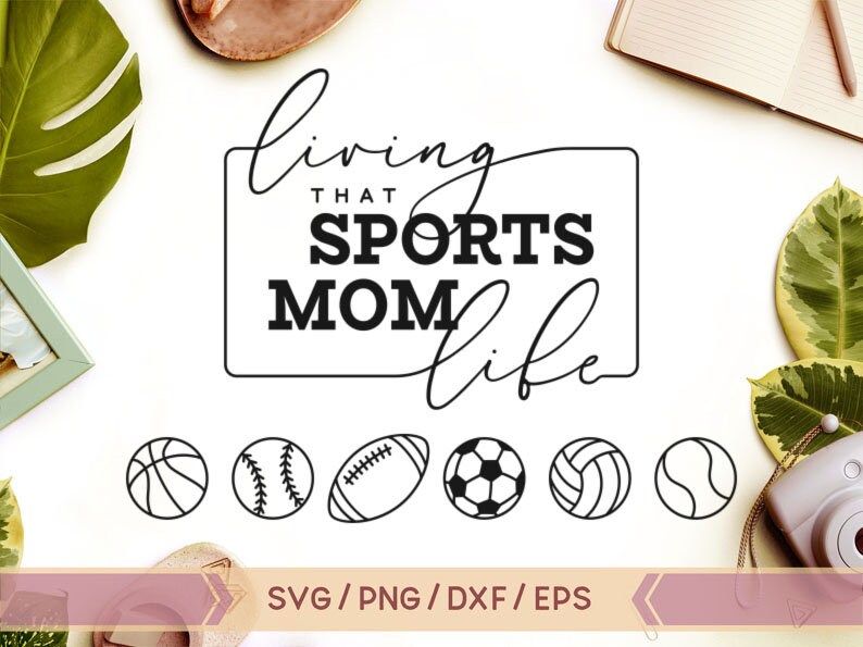 Op de afbeelding: Zwart-wit grafisch ontwerp met de tekst "Living that Sports Mom Life". Het ontwerp bevat zeven sportballen: een basketbal, een honkbal, een voetbal, een voetbal, een volleybal en twee tennisballen.
