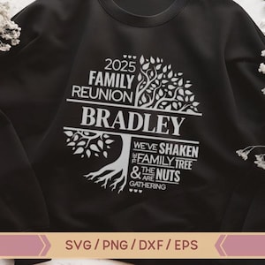 K&ouml;nnte beinhalten: Schwarzes Sweatshirt mit einem wei&szlig;en Design eines Familienbaums mit dem Text "2025 Family Reunion Bradley We've shaken the family tree & the nuts are gathering".