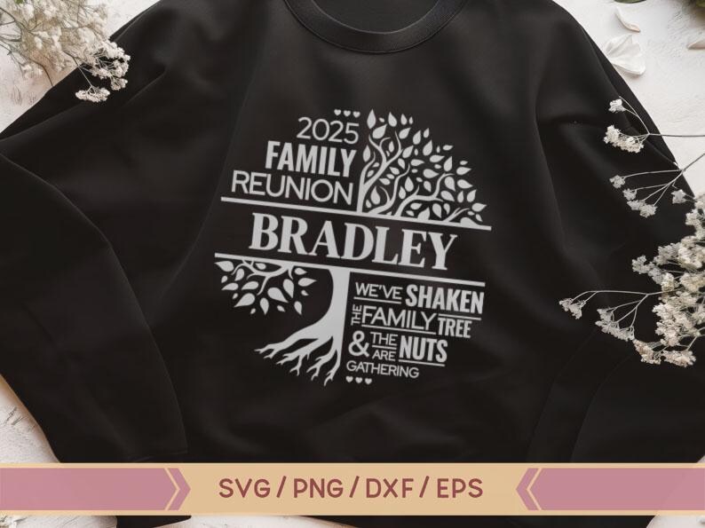 K&ouml;nnte beinhalten: Schwarzes Sweatshirt mit einem wei&szlig;en Design eines Familienbaums mit dem Text "2025 Family Reunion Bradley We've shaken the family tree & the nuts are gathering".