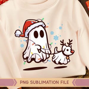 Puede incluir: Un fantasma blanco con un gorro de Papá Noel rojo y blanco pasea a un reno blanco con luces de Navidad. El fantasma y el reno llevan sábanas blancas. El fondo es rosa claro.
