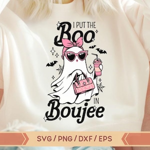 Może przedstawiać: Biały duch w różowych okularach przeciwsłonecznych i różowej kokardce trzymający różową torebkę i różowy napój. Pod duchem widnieje napis "I put the Boo in Boujee".
