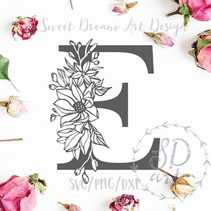 Può includere: Una lettera E monogramma floreale con sfondo grigio. La lettera è decorata con un bouquet di fiori e foglie. Il testo "Sweet Dream Art Design" è in alto nell'immagine.
