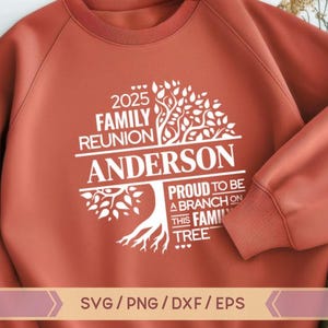K&ouml;nnte beinhalten: Ein rostiges Sweatshirt mit einem wei&szlig;en Design, das einen stilisierten Baum mit dem Text "2025 Family Reunion Anderson Proud to be a branch on this family tree..." zeigt.