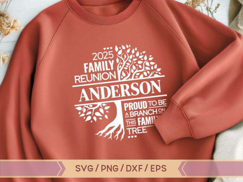 K&ouml;nnte beinhalten: Ein rostiges Sweatshirt mit einem wei&szlig;en Design, das einen stilisierten Baum mit dem Text "2025 Family Reunion Anderson Proud to be a branch on this family tree..." zeigt.