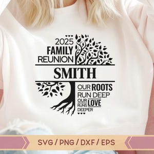 K&ouml;nnte beinhalten: Ein wei&szlig;es T-Shirt mit einem schwarzen Familien-Treffen-Design, das einen Baum mit dem Text "2025 Family Reunion Smith Our Roots Run Deep Our Love Runs Deeper" zeigt.