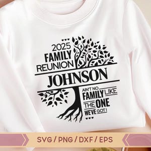 K&ouml;nnte beinhalten: Ein wei&szlig;es Sweatshirt mit einem schwarzen Familienbaum-Design. Der Baum tr&auml;gt den Text "2025 Family Reunion Johnson Ain't No Family Like The One We've Got!"