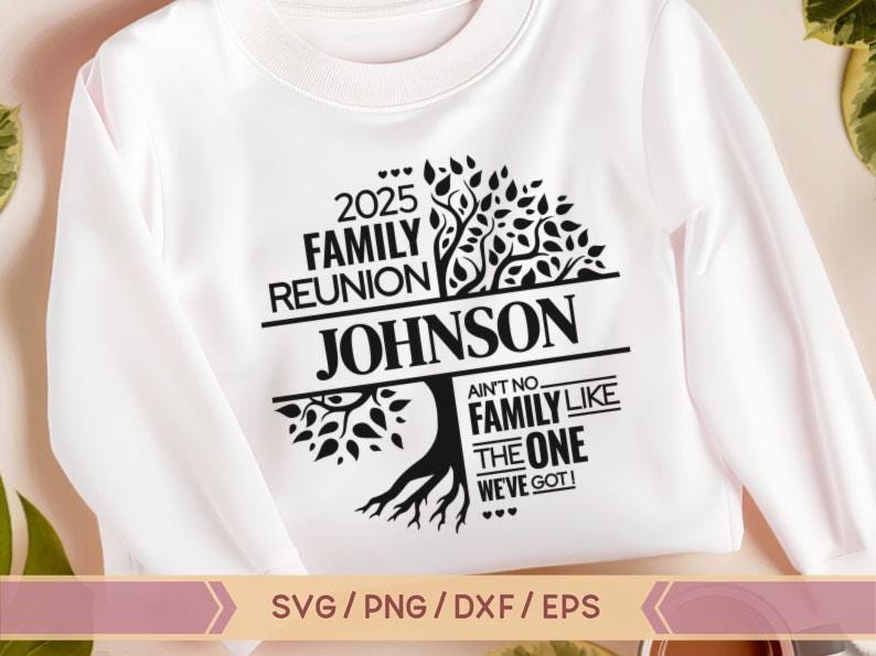 K&ouml;nnte beinhalten: Ein wei&szlig;es Sweatshirt mit einem schwarzen Familienbaum-Design. Der Baum tr&auml;gt den Text "2025 Family Reunion Johnson Ain't No Family Like The One We've Got!"