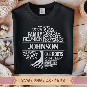 K&ouml;nnte beinhalten: Schwarzes Sweatshirt mit einem wei&szlig;en Familien-Treffen-Baumdesign. Das Design enth&auml;lt den Text "2025 Family Reunion Johnson Our Roots Run Deep Our Love Runs Deeper".