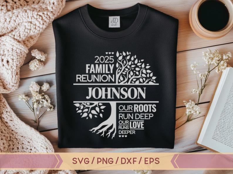 K&ouml;nnte beinhalten: Schwarzes Sweatshirt mit einem wei&szlig;en Familien-Treffen-Baumdesign. Das Design enth&auml;lt den Text "2025 Family Reunion Johnson Our Roots Run Deep Our Love Runs Deeper".