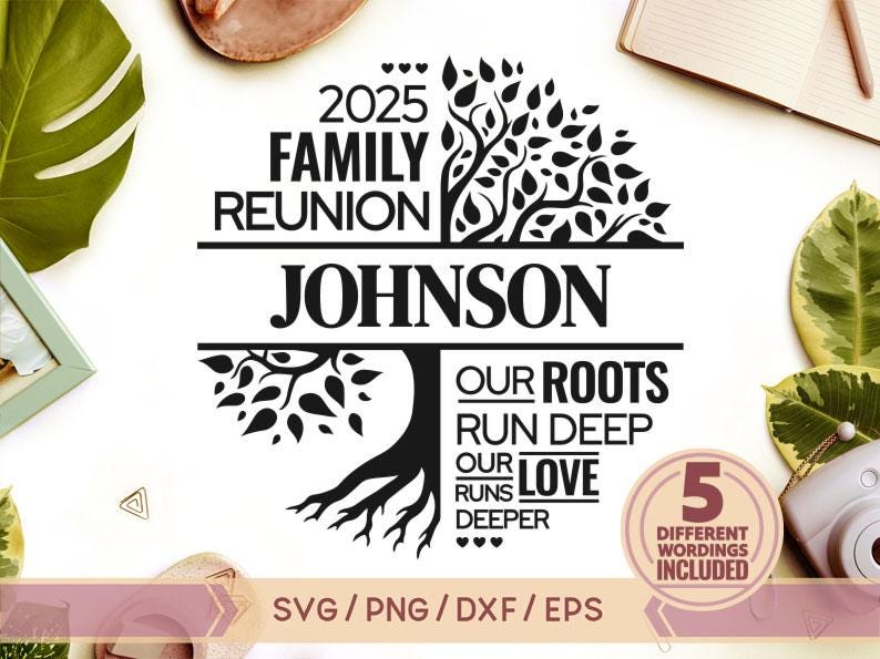 K&ouml;nnte beinhalten: Schwarzwei&szlig;es Grafikdesign mit einem stilisierten Baum mit Wurzeln und dem Text "2025 Family Reunion Johnson Our Roots Run Deep Our Love Runs Deeper". Das Design enth&auml;lt auch den Text "5 Different Wordings Included" und "SVG/PNG/DXF/EPS".