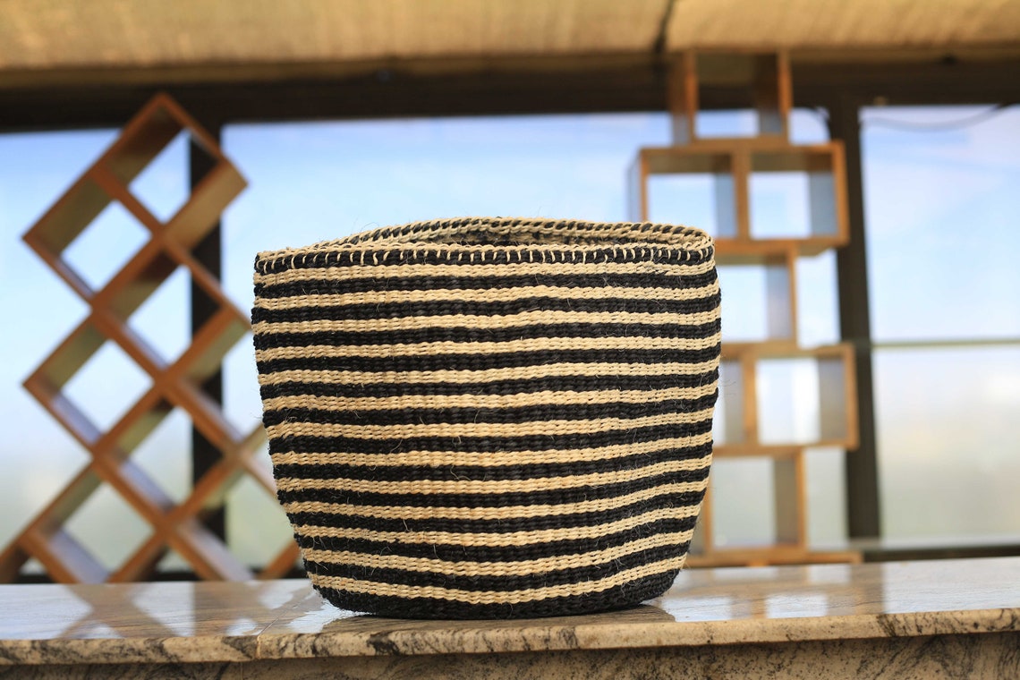 Canasta despojada en blanco y negro Cesta de sisal Cestas | Etsy