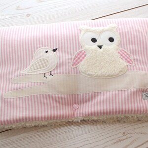 Könnte beinhalten: Eine rosa-weiß gestreifte Babydecke mit einem gestickten Eulen- und Vogelmotiv. Die Decke hat eine weiche, flauschige Textur und ist perfekt zum Kuscheln. Die Decke trägt ein "White Teddy"-Etikett.