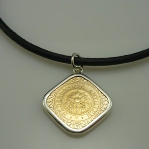 Pendentif Antilles néerlandaises 1999 argent 925 pièce en acier plaqué bronze pour 50e anniversaire collier en cuir chaîne fleur d'oranger image 9