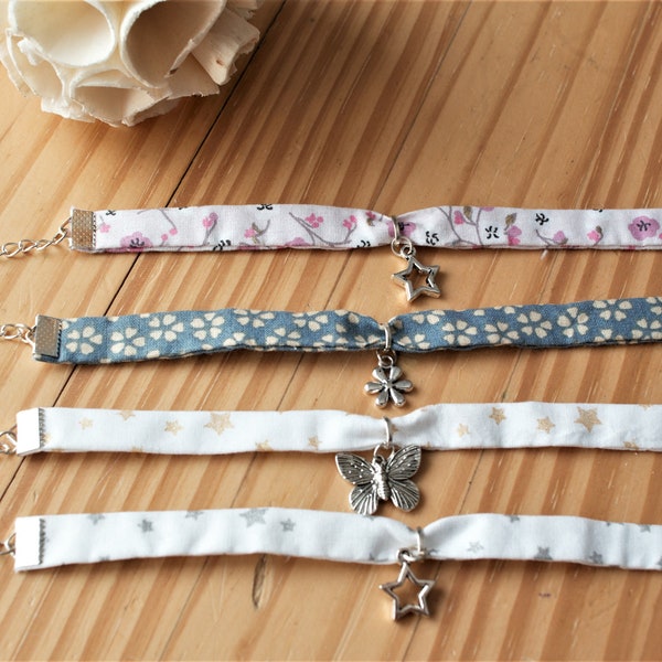 Bracelet en tissu avec breloque et fermoir mousqueton fait main