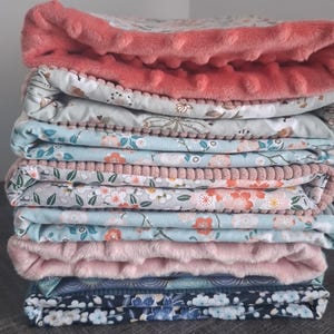 Può includere: Un set di tre tazze in ceramica con finitura opaca e macchiettata. Le tazze sono nei toni del crema, grigio chiaro e grigio scuro. Ogni tazza ha un design semplice e minimalista.