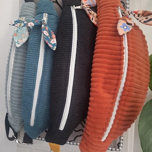 Puede incluir: Un juego de tres tazas de cerámica con un acabado mate moteado. Las tazas son de color crema, gris claro y gris oscuro. Cada taza tiene un diseño minimalista y un asa redondeada.