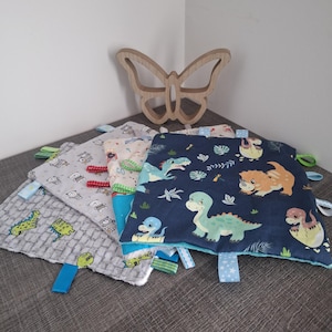 Doudou carré, doudou plat en tissus coton et tissu doudou. Doudou étiquettes. Différents motif et couleurs.