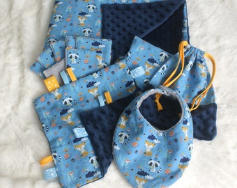 KIT NAISSANCE BEBE motif renard et raton laveur sur fond bleu