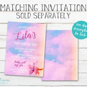Peut inclure: Une invitation rose et bleue avec un fond de nuages. Le texte indique "Ready for it? Lila's 10th Birth-Tay Saturday, October 1 3:00-5:00 PM Holiday House 13 Cornelia St. Dallas, TX baby, just say yes... RSVP to Andrea 555-555-5555". Une licorne et un chat volent dans le ciel.