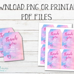 Peut inclure: Etiquettes de remerciement imprimables avec un fond aquarelle rose et bleu. Les &eacute;tiquettes pr&eacute;sentent le texte "merci" en police de caract&egrave;res rose paillet&eacute;e et les mots "pour &ecirc;tre venu &agrave; mon anniversaire!" en police de caract&egrave;res blanche. Le nom "Karlie" est &eacute;crit en police de caract&egrave;res rose paillet&eacute;e en bas de chaque &eacute;tiquette.