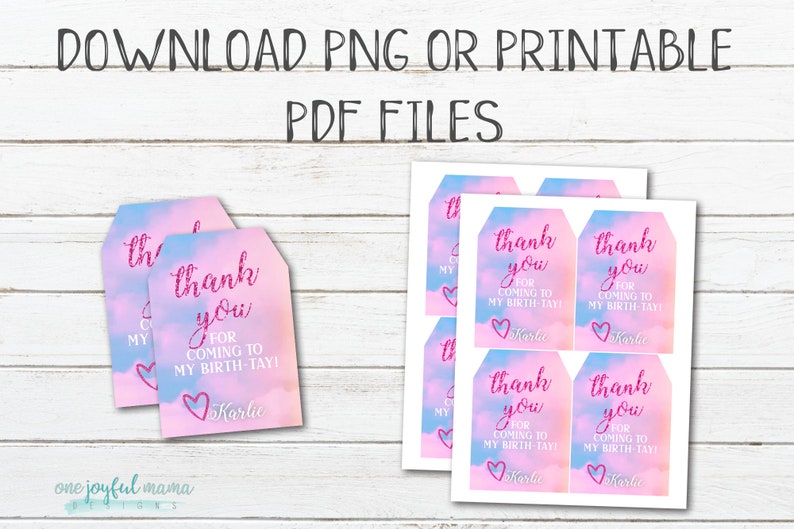 Peut inclure: Etiquettes de remerciement imprimables avec un fond aquarelle rose et bleu. Les &eacute;tiquettes pr&eacute;sentent le texte "merci" en police de caract&egrave;res rose paillet&eacute;e et les mots "pour &ecirc;tre venu &agrave; mon anniversaire!" en police de caract&egrave;res blanche. Le nom "Karlie" est &eacute;crit en police de caract&egrave;res rose paillet&eacute;e en bas de chaque &eacute;tiquette.