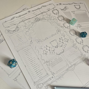 Puede incluir: Un conjunto de hojas de personaje en blanco y negro para un juego de rol de mesa, con diseños florales y de naipes ornamentados. Varios dados en tonos azules y verdes están dispersos sobre las hojas, junto con un bolígrafo.