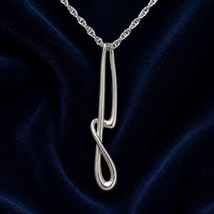 Collana con pendente artigianale in argento sterling 925 firmato KH, stile modernista.