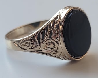 Vintage 9ct Gold Signet Ring Black Onyx Engraved Shoulders Boxed Size T