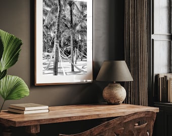 Stampa di un'amaca con palma in bianco e nero, decorazione da spiaggia tropicale (download digitale)
