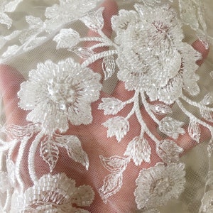 Tela de encaje con cuentas florales retro. Tela con cuentas de bordado pesado. Tela de encaje de vestido de novia, encaje de alta costura de moda de diseñador, tela de cuentas cortada a medida