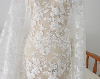 Tela de encaje floral con lentejuelas color blanco roto: encaje de alta costura para vestidos de novia cortado a medida.