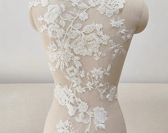Applikation med pärlstav och blomspets: Lyxigt broderat brudliv